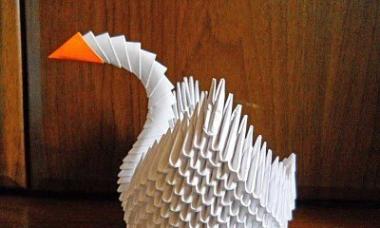 Лебедь из бумаги оригами