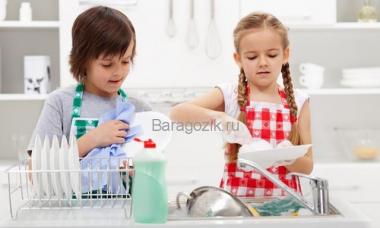 बच्चों का आलस्य अपने बेटे को घर के कामों में मदद करना कैसे सिखाएं